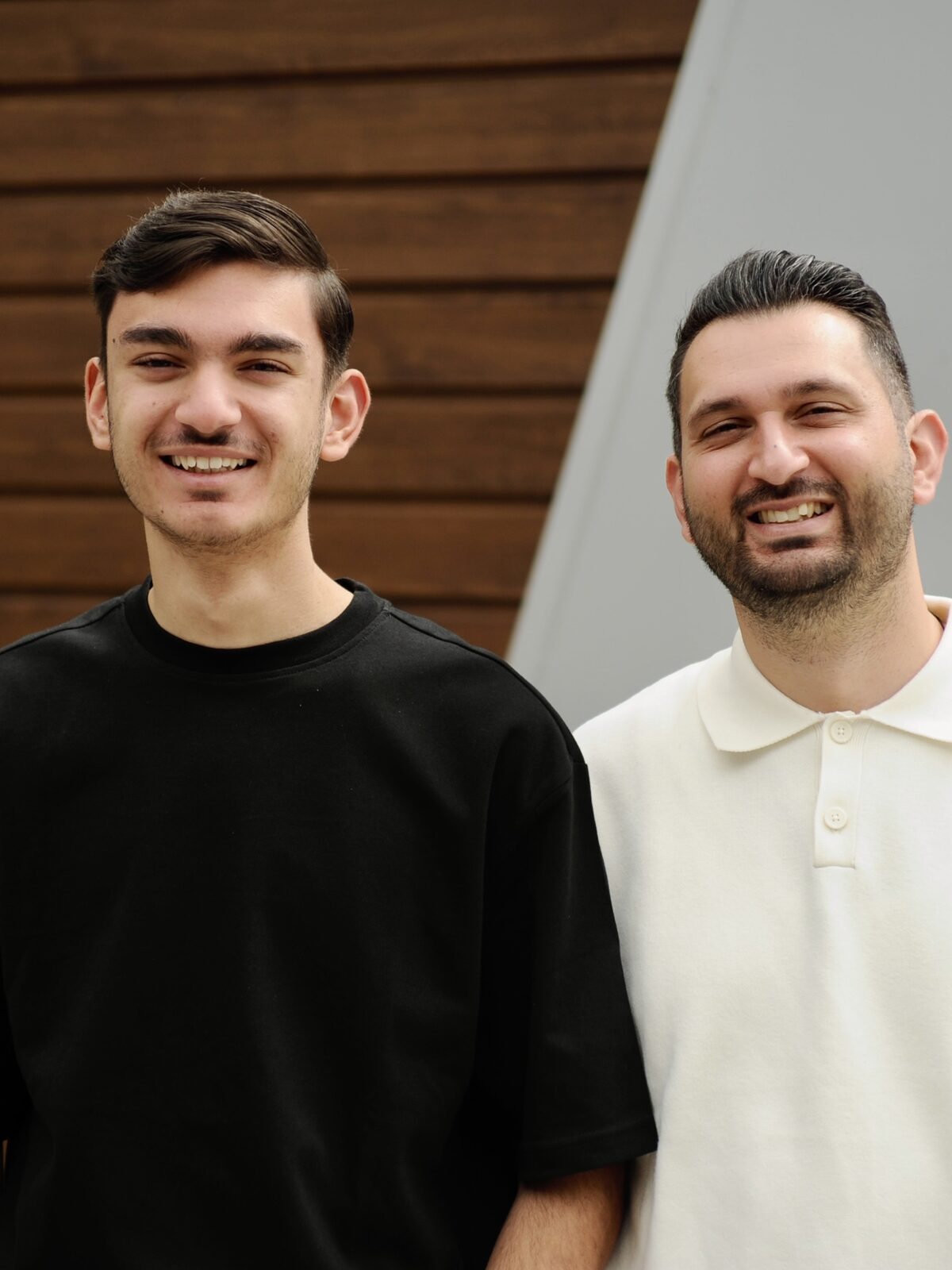 Das Team von Okumus Automobile vor dem Autohaus in Rohrdorf